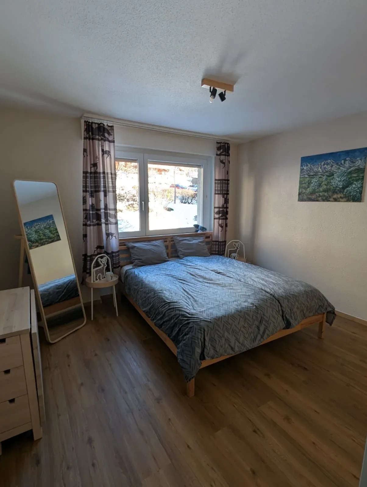 Schlafzimmer der Alpine Siesta mit Doppelbett, Standspiegel und Fenster