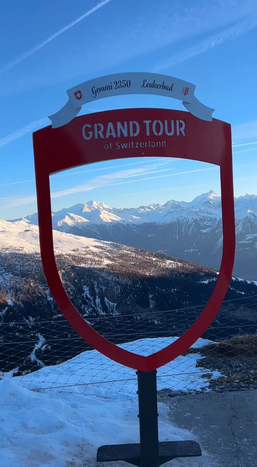 Rotes Aussichtsschild auf der Gemmi mit Bergpanorama über Leukerbad