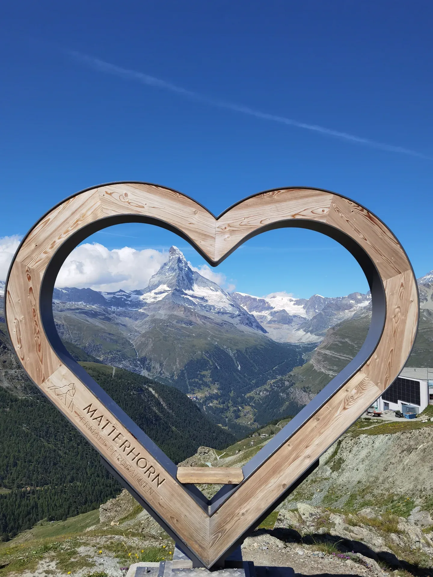 Hölzerner Herzrahmen mit der Aufschrift Matterhorn, dahinter der Berg